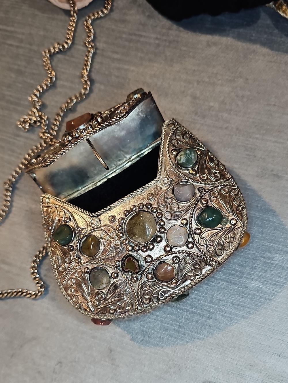 VINTAGE SAJAI METAL AND AGATE SCROLL BOX PURSE - Picture 5 of 5